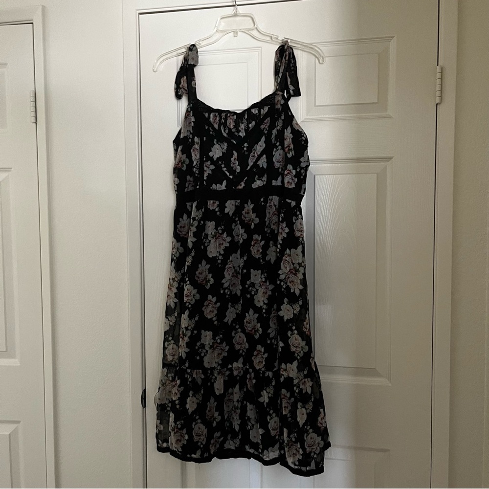 abercrombie and fitch black and grey dress with a floral pattern 🖤💐